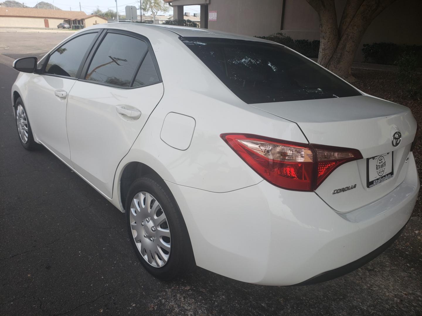 2019 WHITE /gray and black Toyota Corolla le (5YFBURHEXKP) with an 1.8L L4 DOHC 16V engine, 5-Speed Automatic transmission, located at 323 E Dunlap Ave., Phoenix, AZ, 85020, (602) 331-9000, 33.567677, -112.069000 - 2019 Toyota Corolla LE,...... Ice cold A/C, No accidents, Power everything, Stereo/cd player, Phone sync, Bluetooth, Backup camera, Clean Gray and Black interior with black cloth seats in near perfect condition, power windows, power door locks, clean Arizona title, Runs and Drives Excellent. Very cl - Photo#5